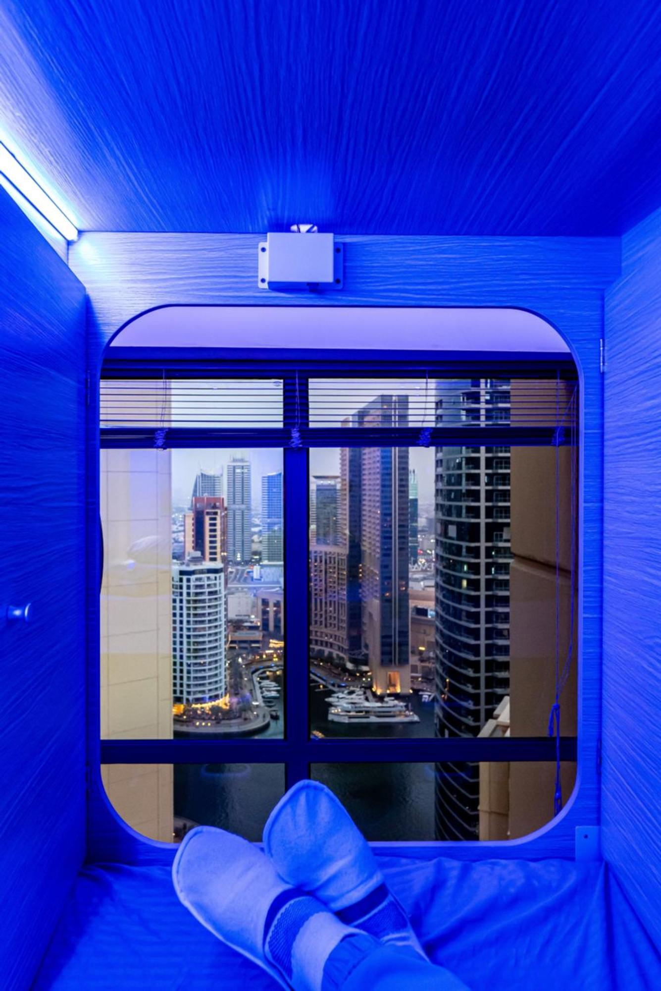 Отель Berloga Capsule Jbr Дубай Экстерьер фото